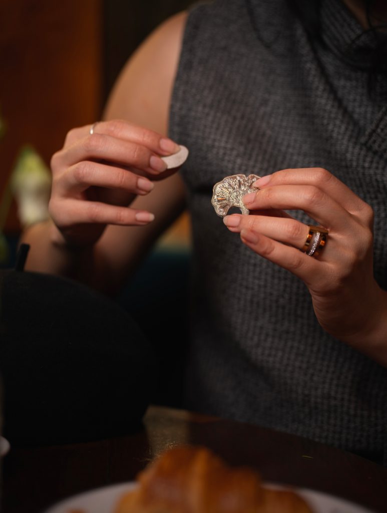 Broche-ginkgo-doré-porté-lifestyle-soie-coton